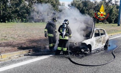 Auto in fiamme sull'A4 alla barriera di Rondissone
