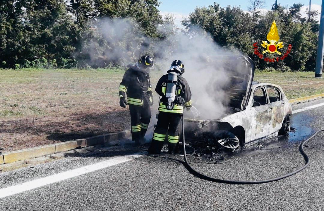 Auto in fiamme sull’A4 alla barriera di Rondissone
