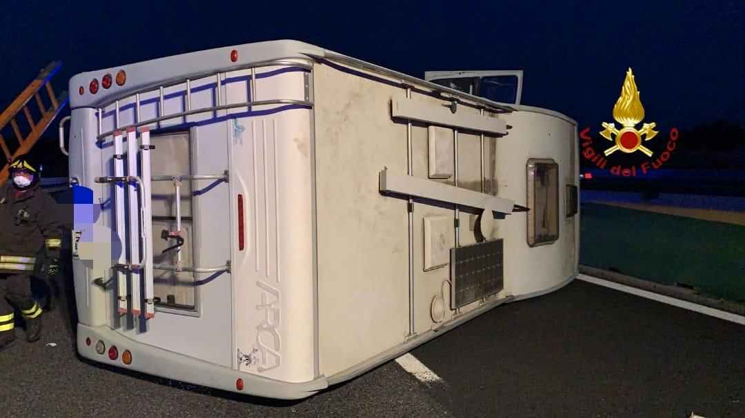 Camper si ribalta sull’A4 all’ingresso di Carisio