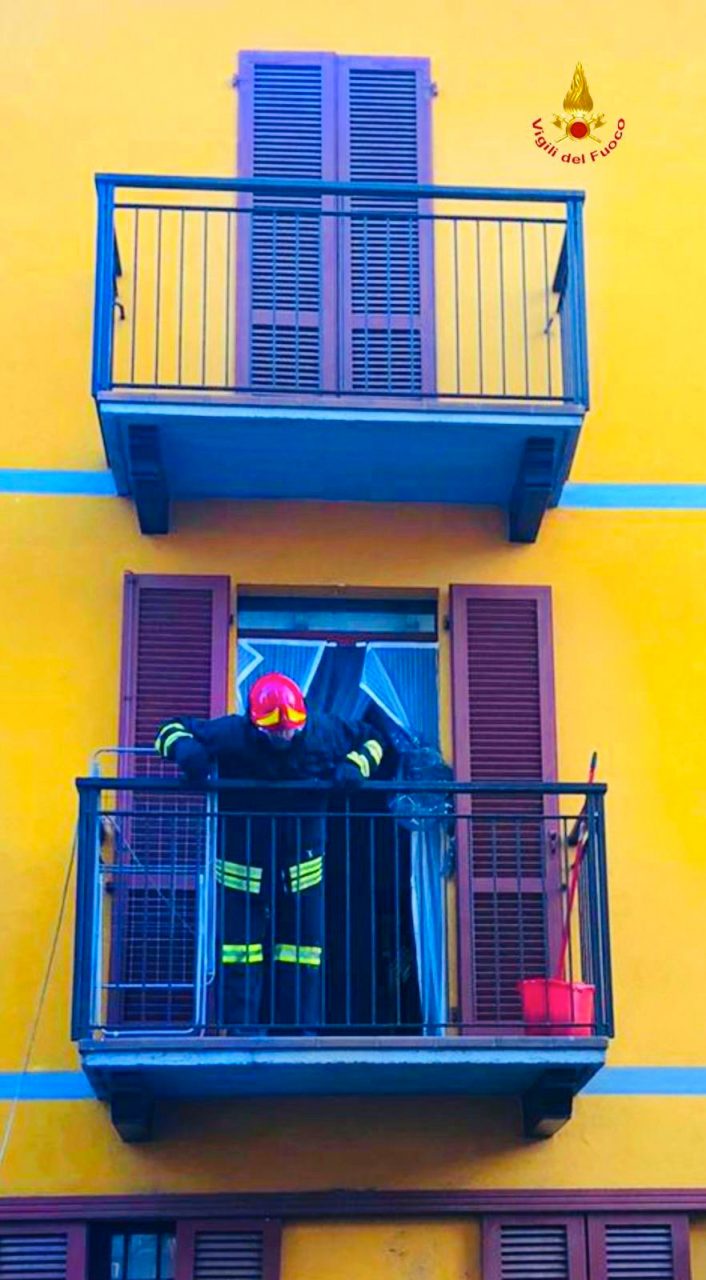 Santhià: alloggio in fiamme