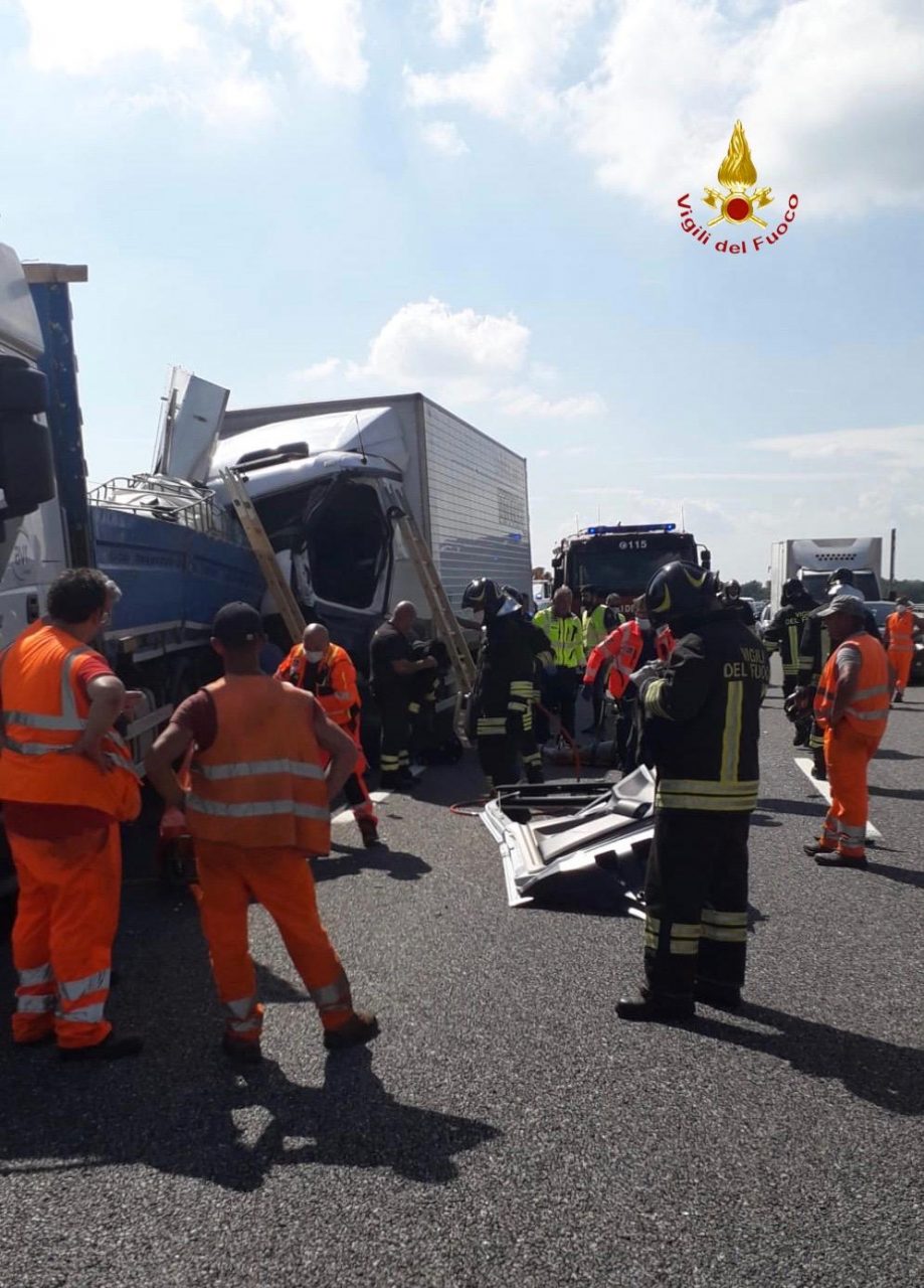 Incidente sull’A4 tra Greggio e Biandrate: codice giallo per un conducente