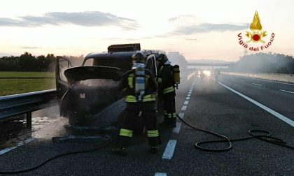 Camioncino in fiamme sulla bretella Stroppiana-Santhià