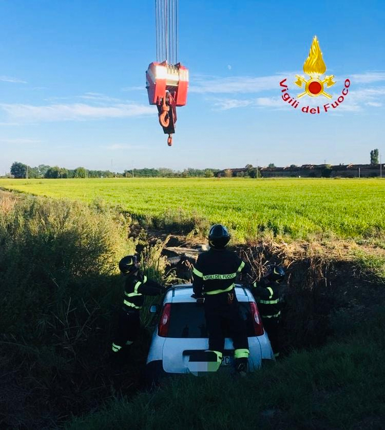 Vettignè: auto delle poste finisce nel fossato