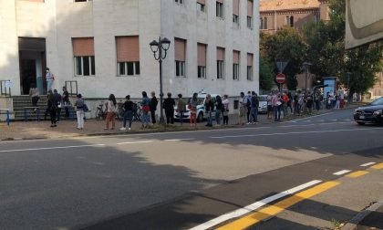 Mega fila davanti al Liceo Scientifico