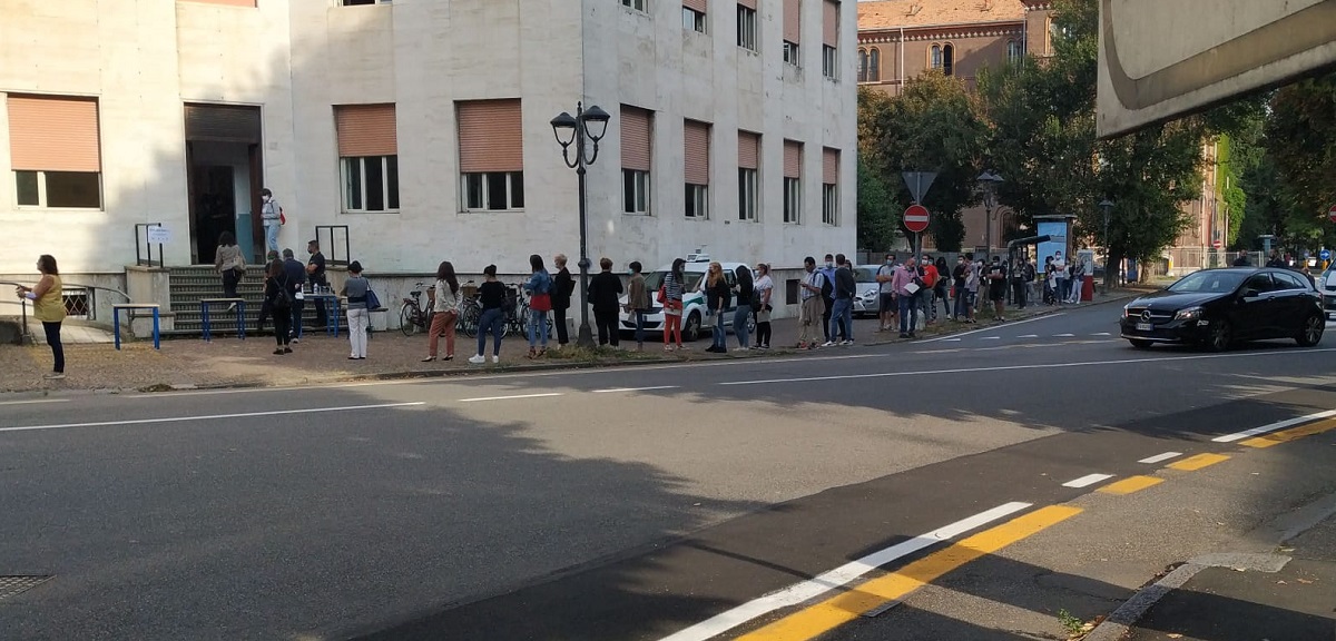 Mega fila davanti al Liceo Scientifico