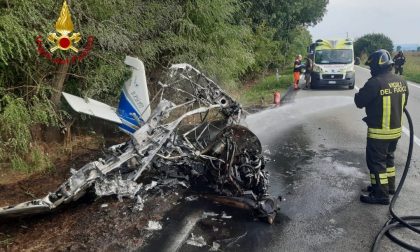 Ultraleggero cade e s'incendia: piloti illesi