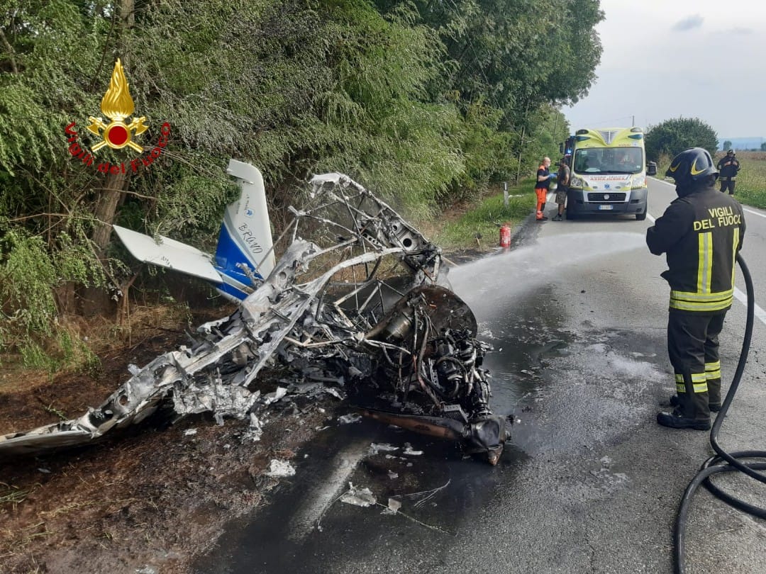 Ultraleggero cade e s’incendia: piloti illesi