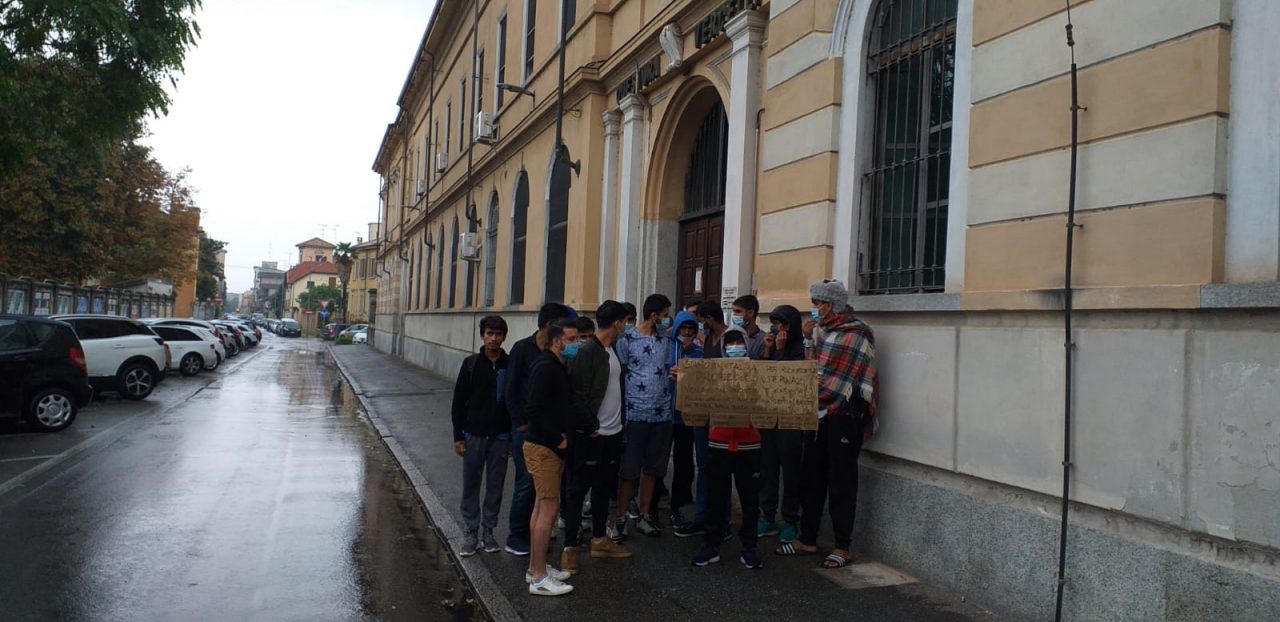 I migranti sotto la pioggia chiedono aiuto al sindaco