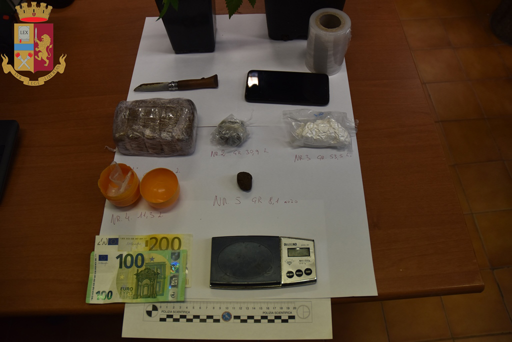 Hashish, coca e serra di marijuana in casa