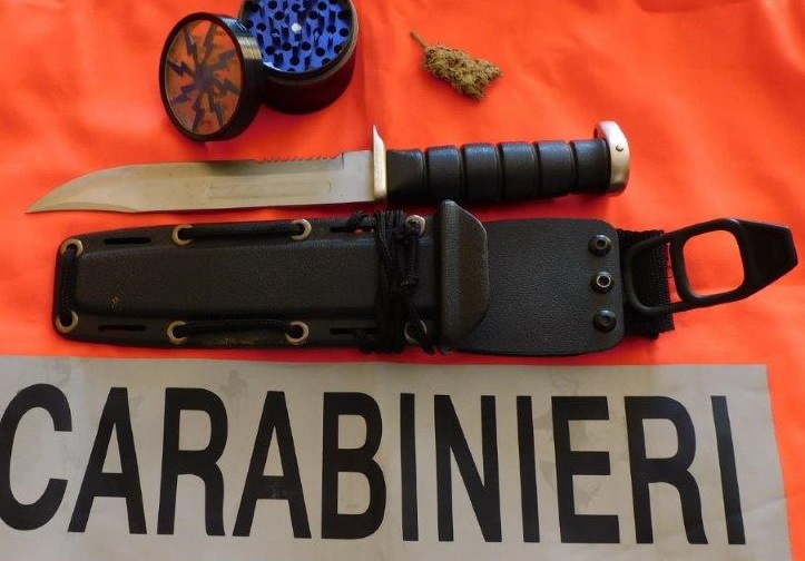 Coltello e droga in auto: 38enne denunciato
