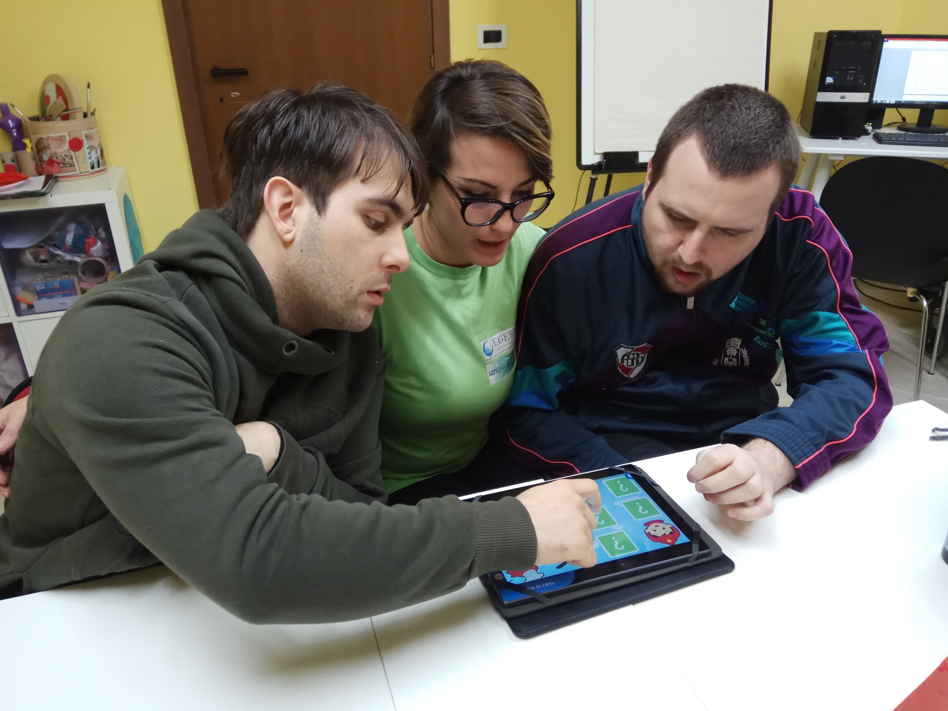 luca e simone si sfidano ad un gioco di società, sotto la supervisione dell'arbitro miriam!