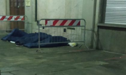 Migranti: una notte sotto i portici del municipio