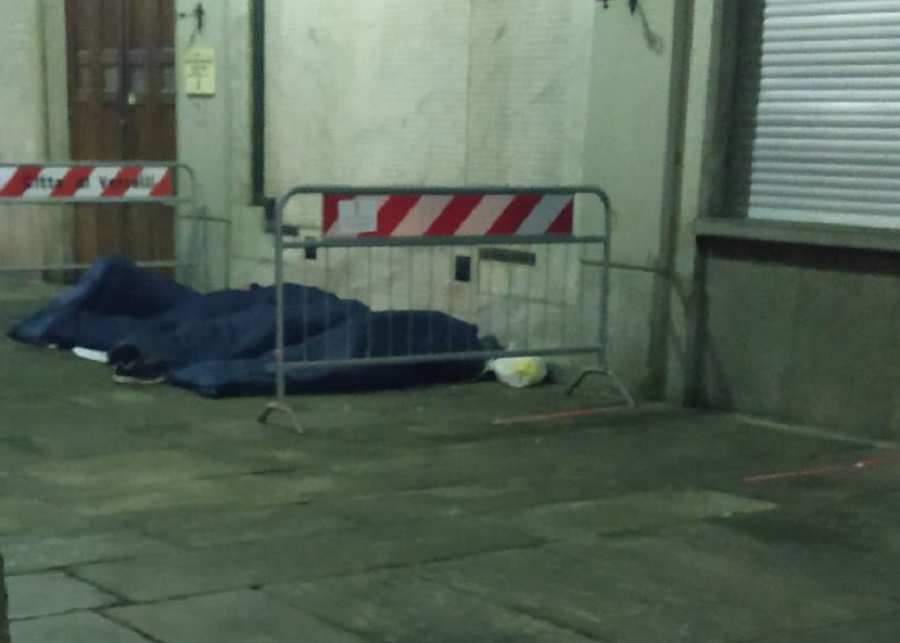 Migranti: una notte sotto i portici del municipio