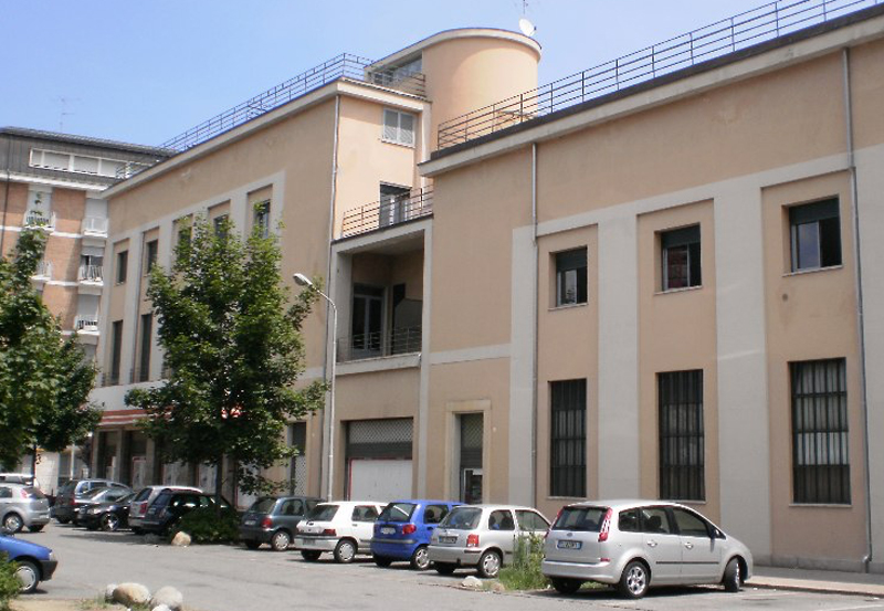 Ruba l’auto e tenta di sequestrare la proprietaria