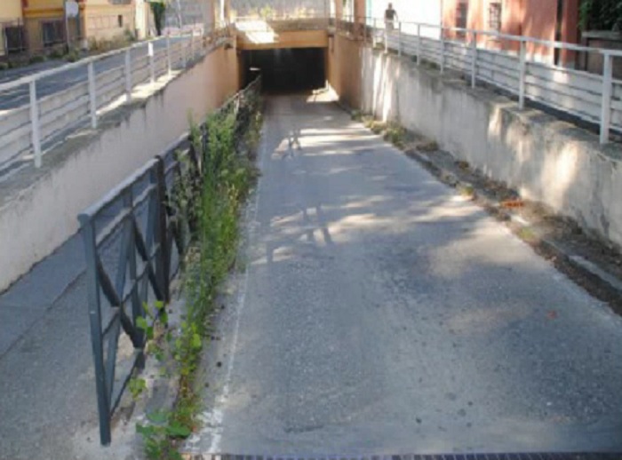 Sottopasso Isola: erbacce dentro e fuori
