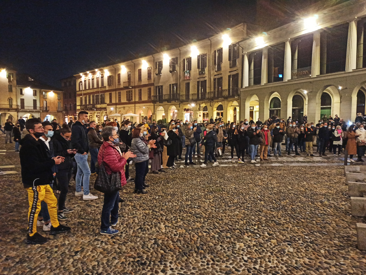 Vercelli No DPCM: in tanti alla manifestazione in piazza Cavour