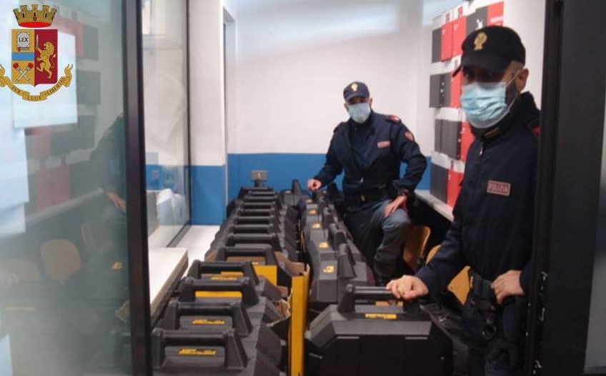 Peruviana trovata senza mascherina in treno schiaffeggia agente