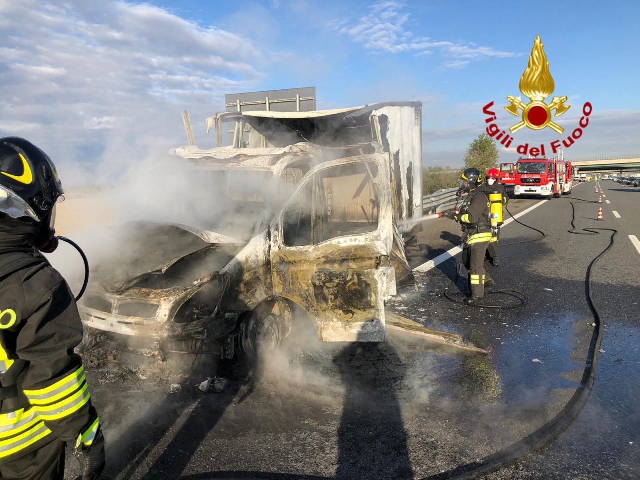 Incendio in autostrada, furgone distrutto