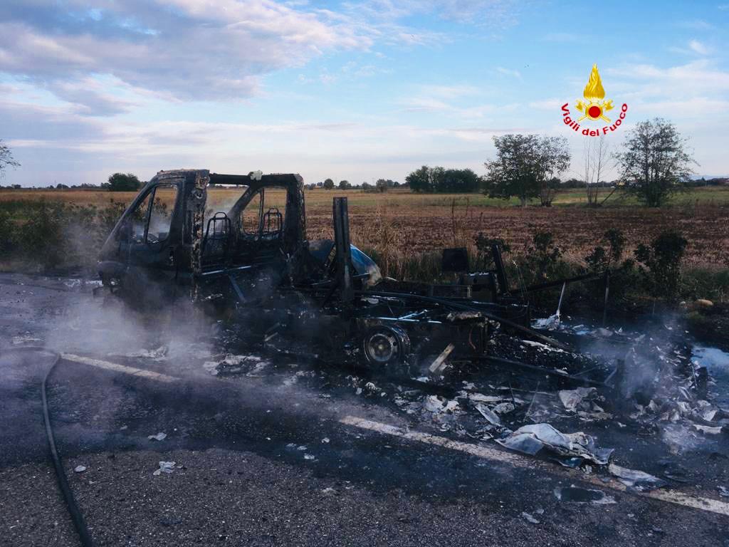 Camper a fuoco sulla Sp11 a Cigliano