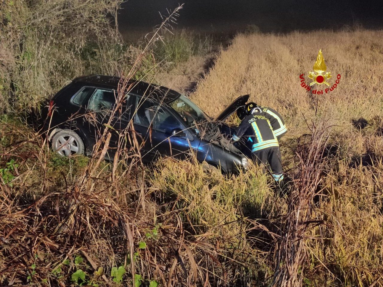 Auto nella risaia tra Quinto e Caresanablot