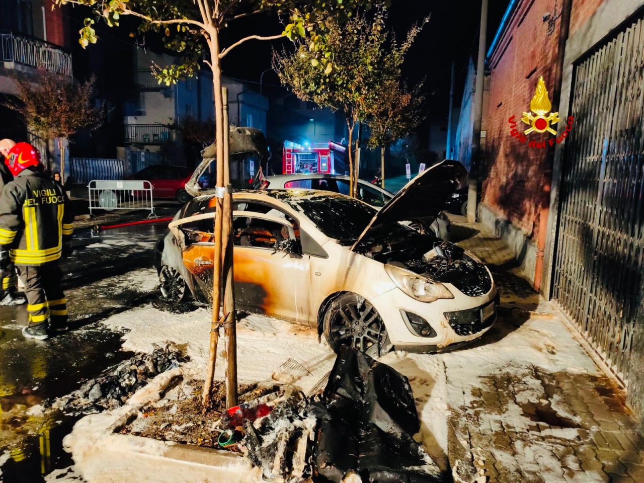 Opel Corsa distrutta dalle fiamme a Trino