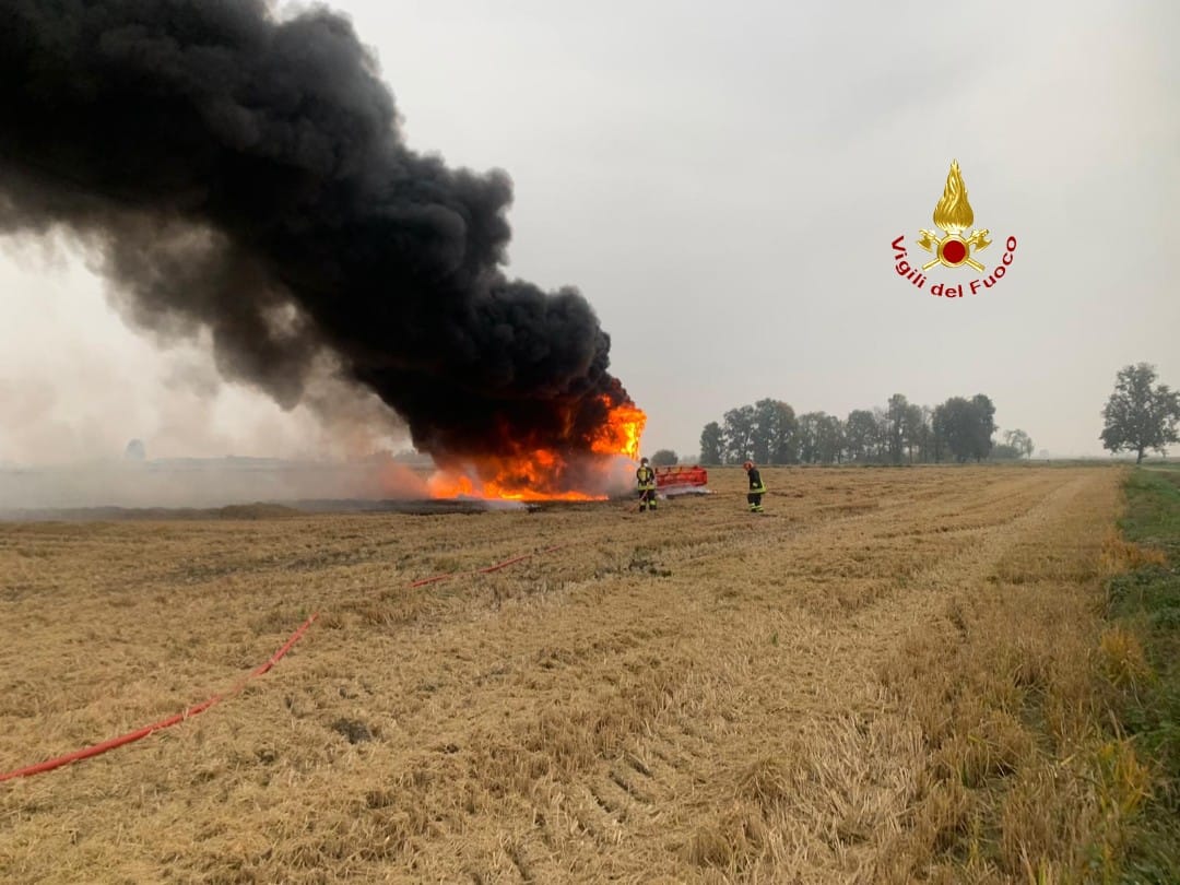Va a fuoco una mietitrebbia a Tronzano