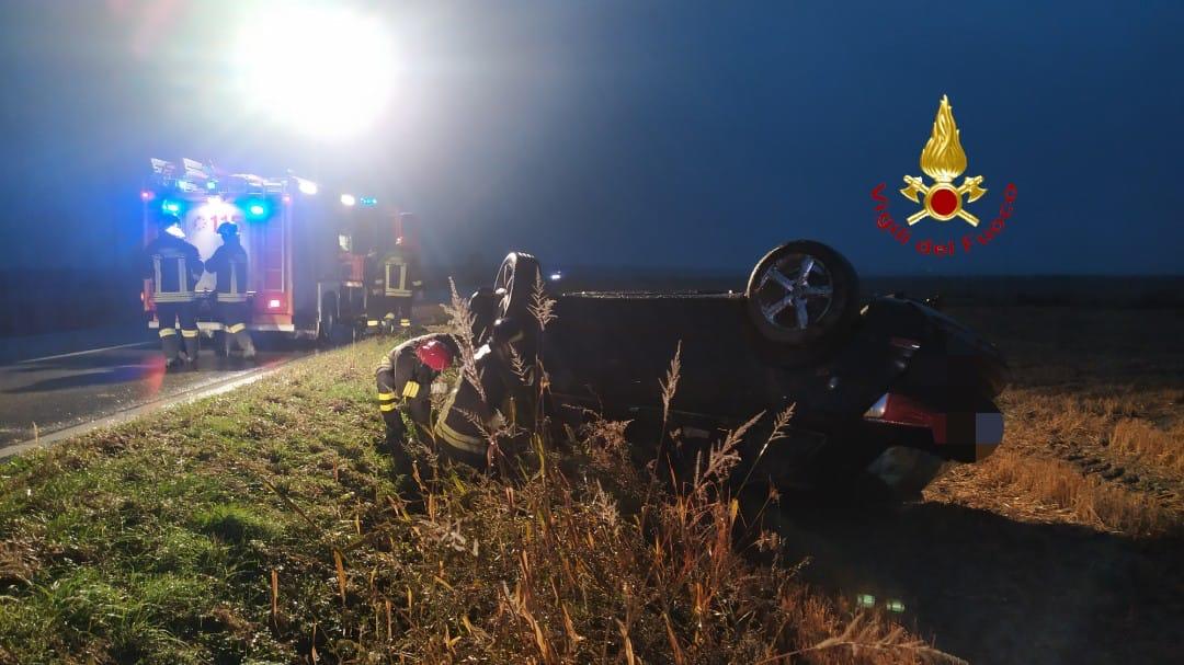 Auto fuori strada a San Germano