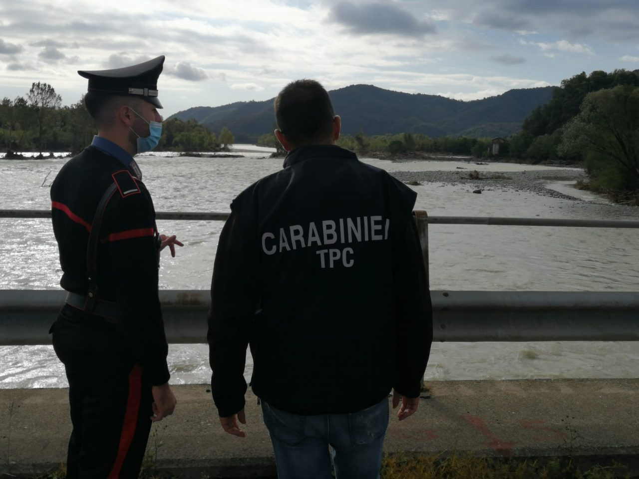 Carabinieri al lavoro per proteggere le opere d’arte dall’alluvione