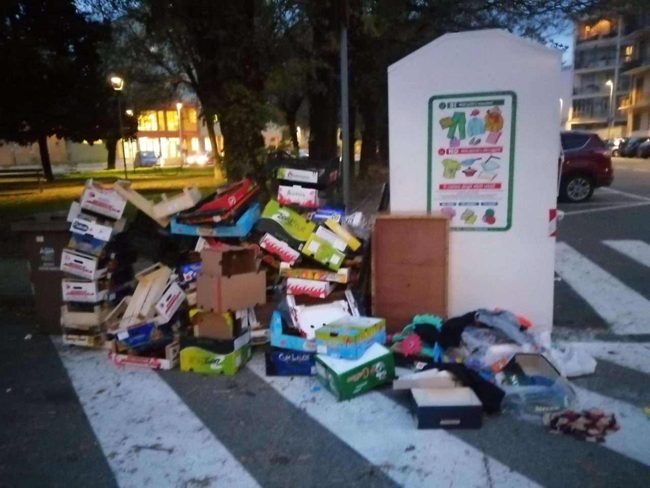Largo Giusti: cassonetti pieni per giorni