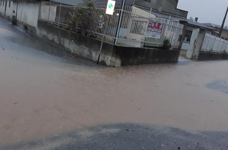 Vigili del Fuoco super impegnati. Una strada allagata a Trino