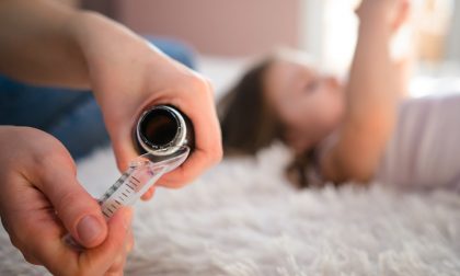 Dava sonniferi al figlio per andare a lavorare come badante