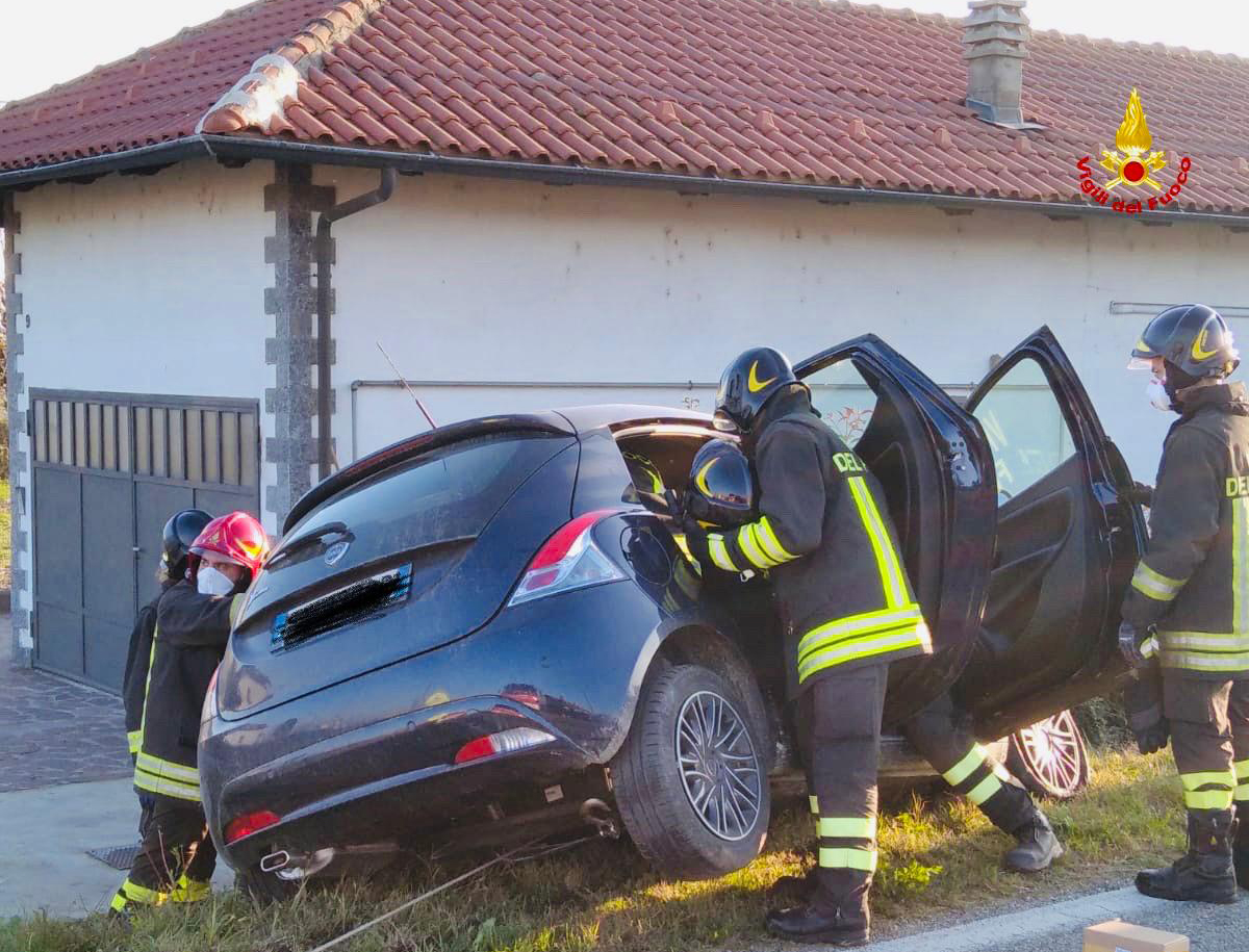 Scontro a Tronzano: una persona estratta dall’auto dai Vigili del Fuoco