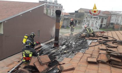 Incendio di un tetto a Vercelli