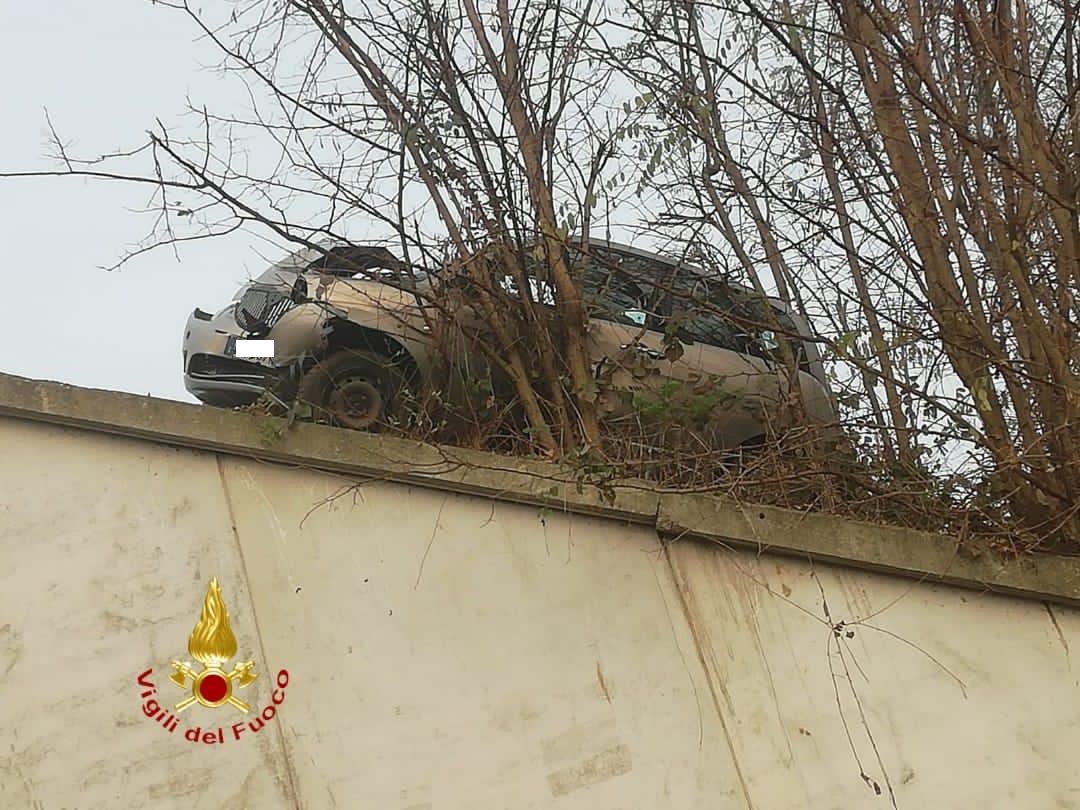Pauroso incidente: auto in bilico sul dirupo