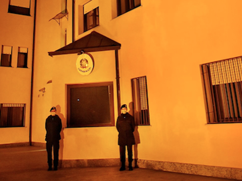 Caserme Carabinieri in arancione contro la violenza sulle donne