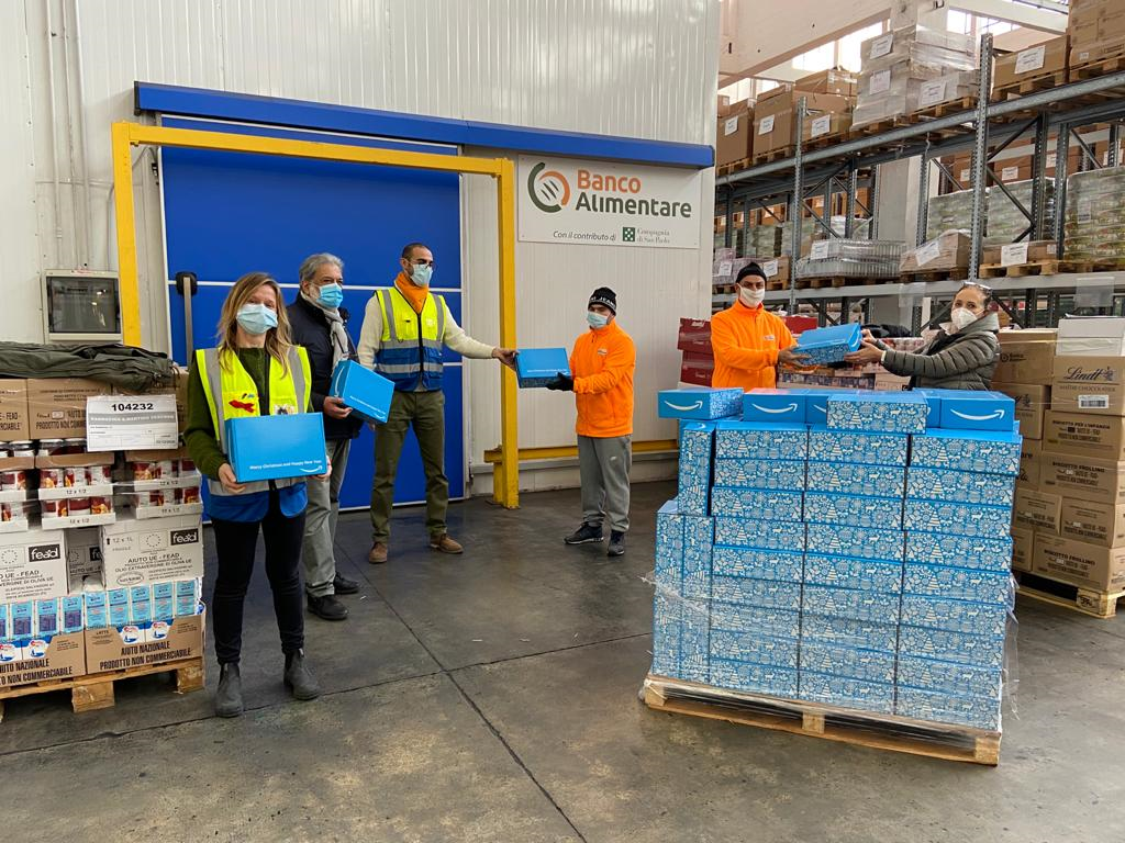 Amazon dona mezzo milione di pasti al Banco Alimentare