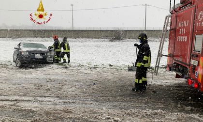 Auto fuori strada a causa della neve