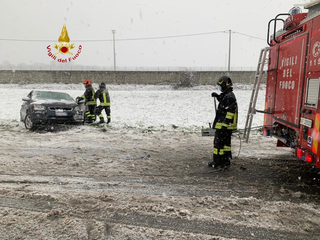 Auto fuori strada a causa della neve