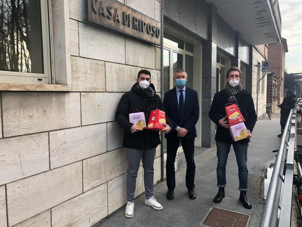 Dai giovani di Forza Italia panettoni alla Casa di Riposo