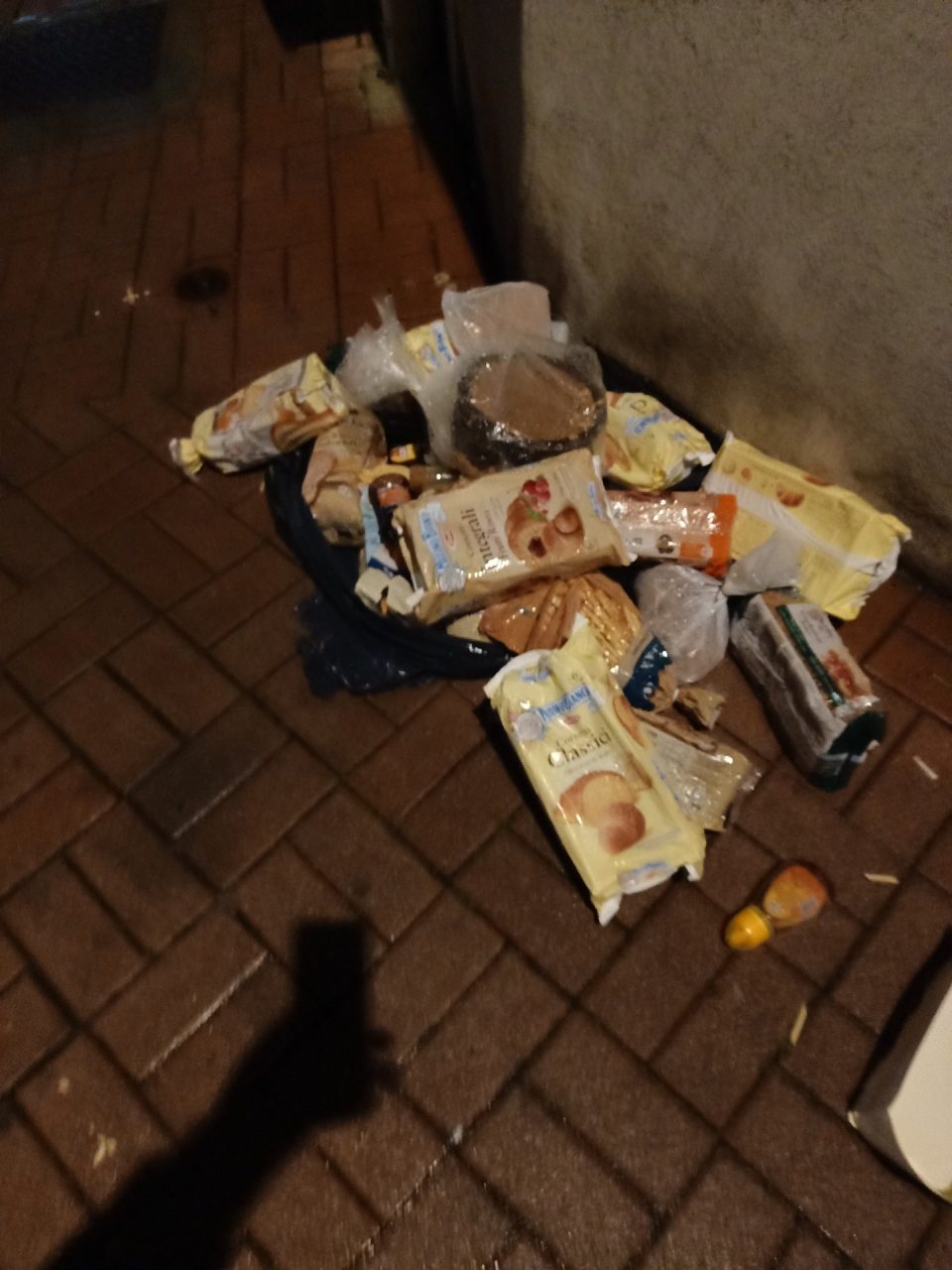 Mistero del cibo abbandonato
