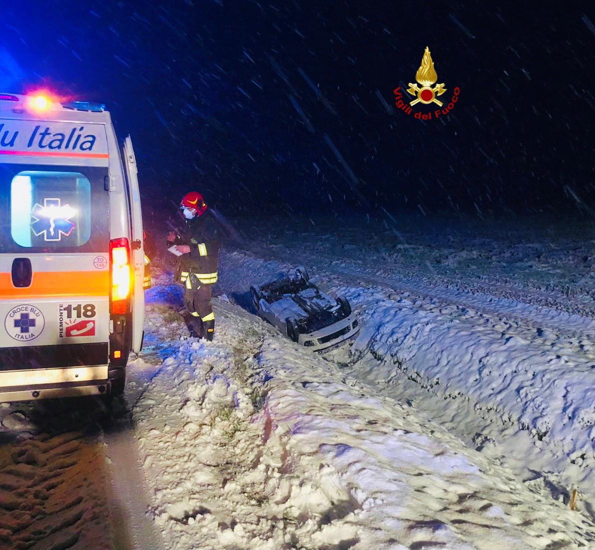 Auto si ribalta nel fosso