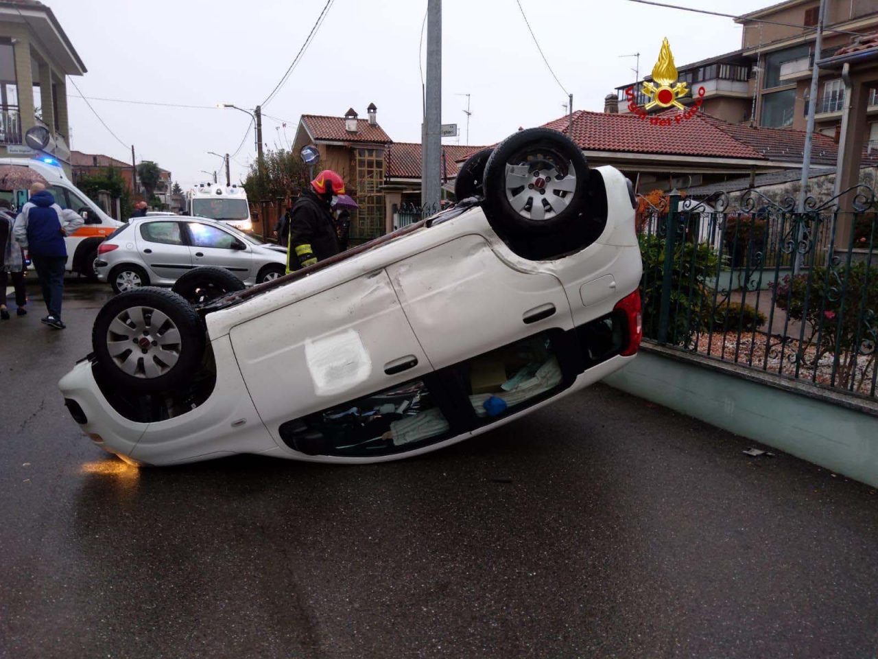 Santhià, incidente: auto capottata e donna incastrata