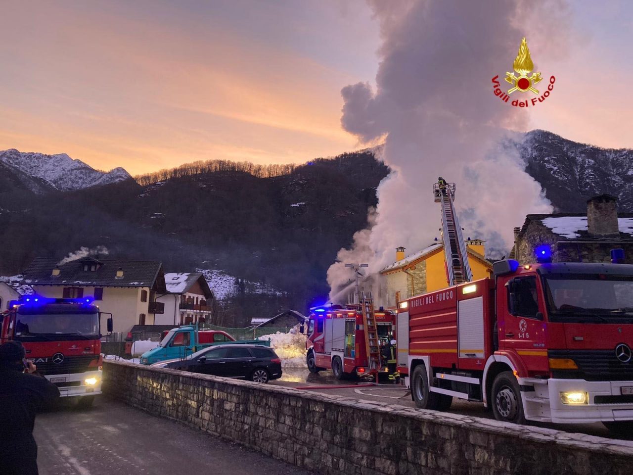 Scopa. incendio, evacuate abitazioni