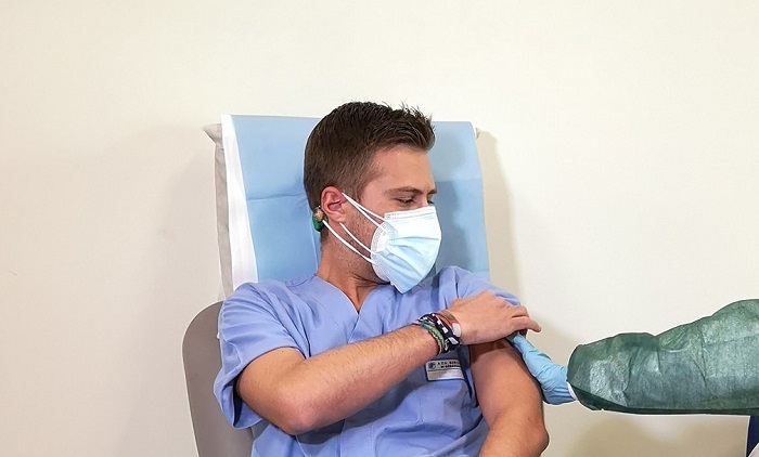 «In coma dopo il vaccino»: è una bufala