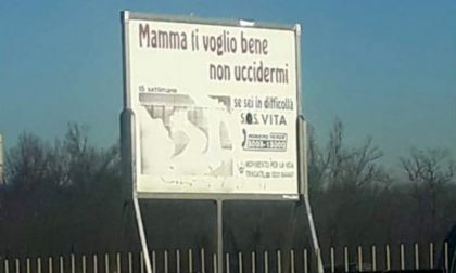 Mamma ti voglio bene, non uccidermi: cartello shock davanti all’ospedale