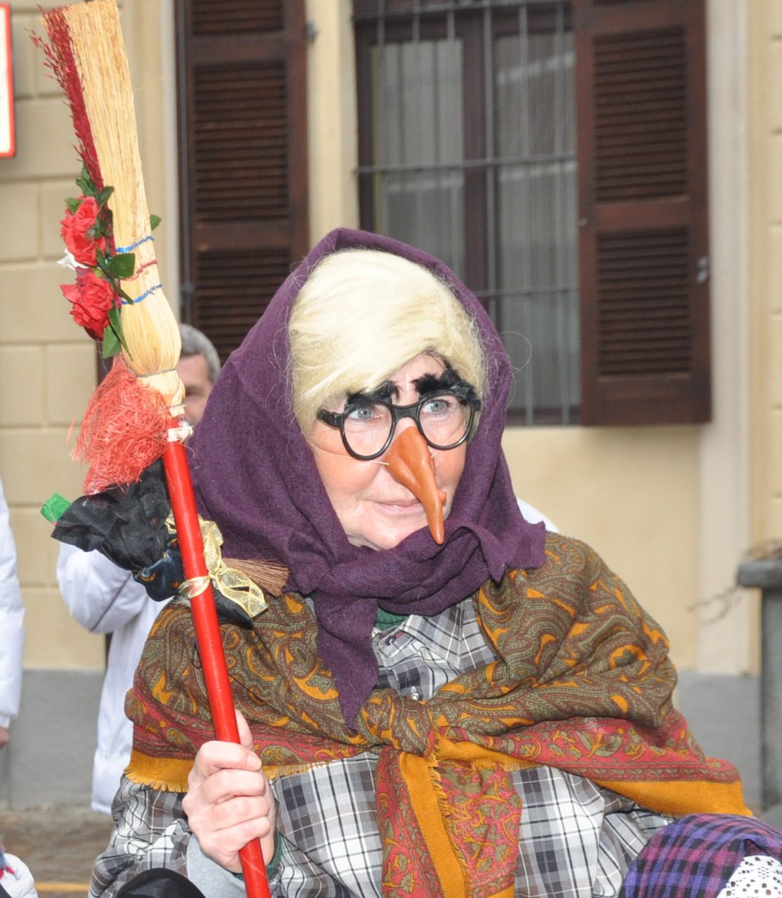 La Befana a Santhià ha trovato il modo di far visita ai bambini