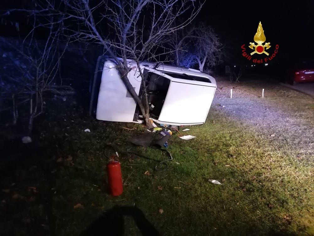 Auto ribaltata a Saluggia: un ferito
