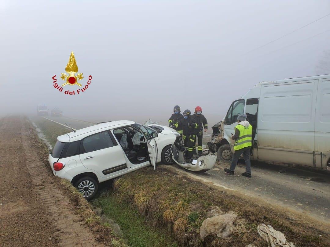 Frontale auto-furgone, un ferito