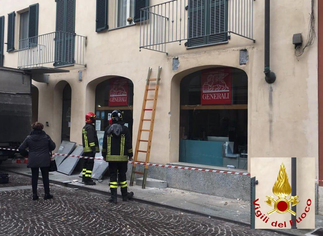 Furgone abbatte balcone: tragedia sfiorata