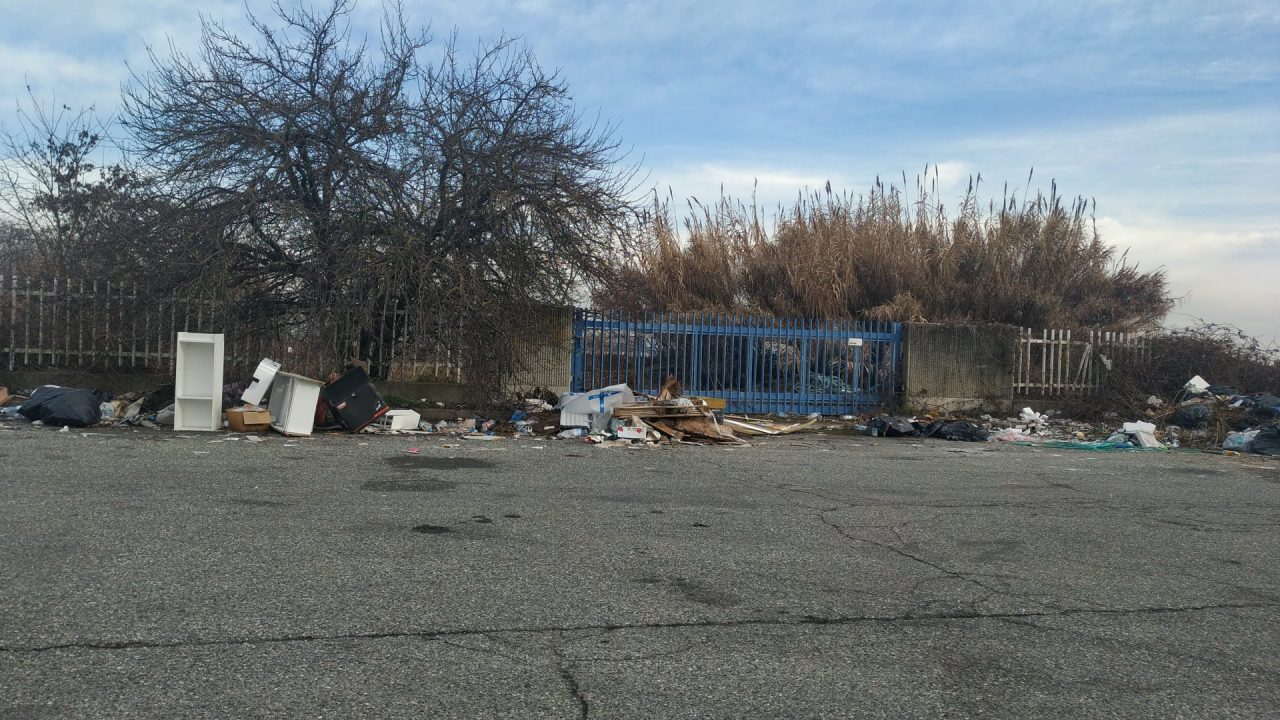 Discarica in area industriale: c’è davvero di tutto